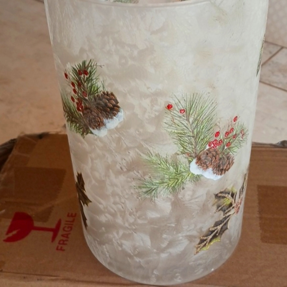 Holiday hurricane/vase 8" frosted glass w/ cardinals, by Valeri/Qvc,w-lights,New - Picture 5 of 16